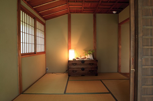 お花や季節の置物を飾り付ける際にも低い位置からの目線を意識してみるとよいでしょう