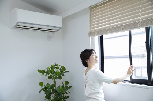 部屋の中に溜まりがちな湿気はどのように下げるべきでしょうか。解説します