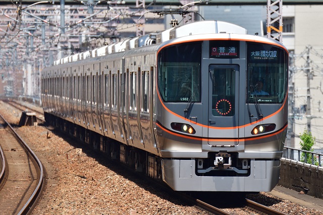 大阪市内をぐるりと一周まわっている大阪環状線。一周を約40分で走ります
