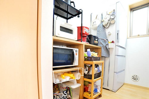 市販の棚だとサイズが合わないスペースもDIYならぴったりなものを作ることも