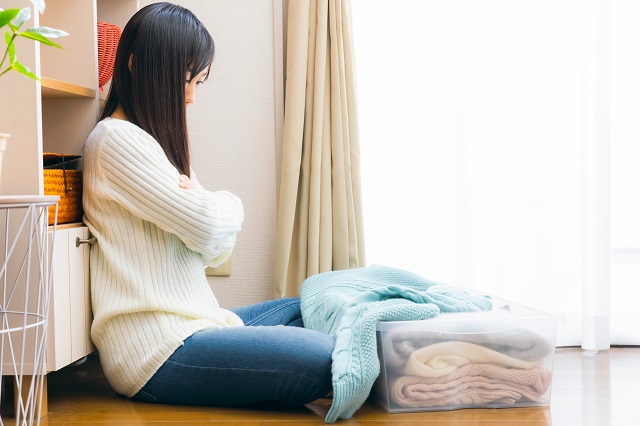 服の虫食い対策は?被害に遭いやすい特徴や対処法も解説