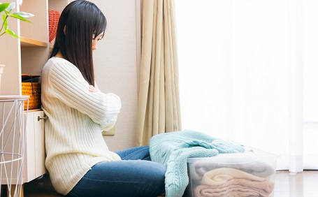 服の虫食い対策は？被害に遭いやすい特徴や対処法も解説