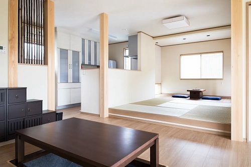 囲炉裏のある板の間でおもてなし 田舎暮らしを愉しむ平屋/出典:(株)子育て安心住宅