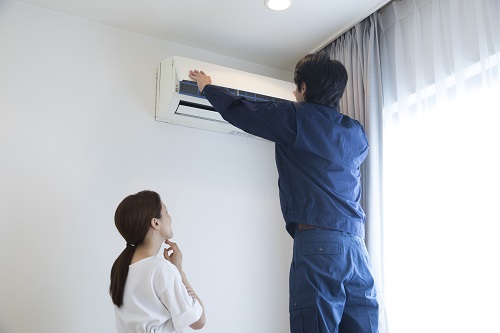 賃貸物件に備え付けのエアコンが故障したら?修理費は誰の負担?