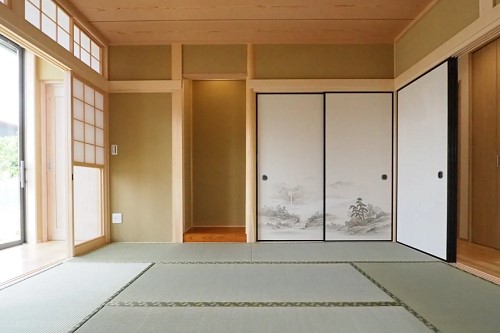 和モダンな落ち着いた印象の壁紙です 出典:桑原木材(株)
