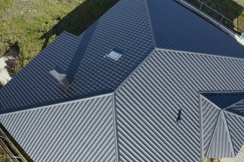 土地の広さや屋根の形状などが建築費用を左右します