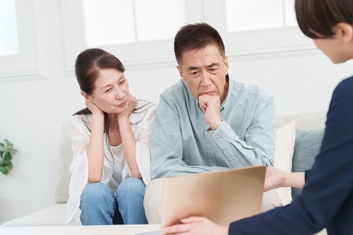 建て替えできない家を保有し続けているとさまざまなリスクがあります