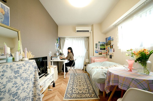しおりさんの「お金をかけずに楽しむ韓国風ROOM」