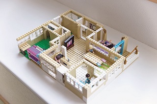 プランが確定する前から、子どもたちは理想の間取りをレゴで制作。キッチンに立つ母や自室で机に向かう長男など家族の人形も添えて、新しい住まいへの思いを込めた