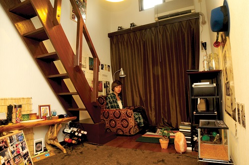 アンティークのソファが部屋のアクセントに