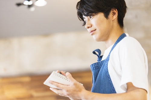 毎月の生活費をまかなうのにアルバイトをするのも手段のひとつ