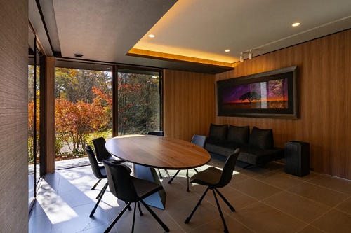 森の中に澄んだ空気に包まれる邸宅/出典:GeeNSeeDLab(株) ZEORESORT KARUIZAWA