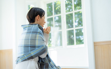 隙間風はどうやって対策する？窓から入る隙間風の原因や対策方法を徹底解説