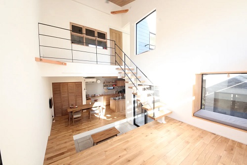 【2階建て/3LDK】スキップフロアリビングと勾配天井/出典:(株)大熊工務店