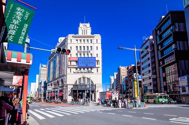 浅草駅周辺は、古きよき時代の風情が漂いながらも栄えています