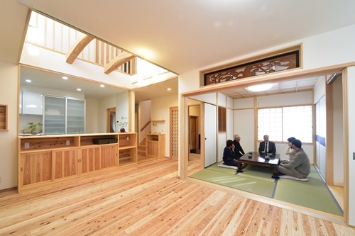 無垢材の温もりに包まれた長期優良注文住宅。思い出の欄間や梁を再利用し、ご両親と程よい距離で寄り添う、心豊かな住まいです。/出典:(株)三原工務店