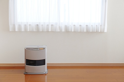 窓の下を重点的に温めるのも効果的です