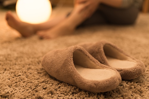床の冷気に触れないだけでも温かく感じることができます