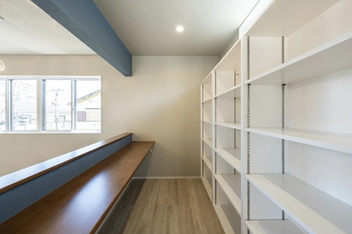 リビングダイニングに設けた家族の顔が見える書斎