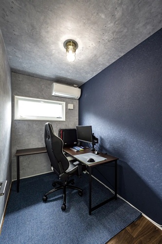 小さなスペースでもシックで落ち着く書斎