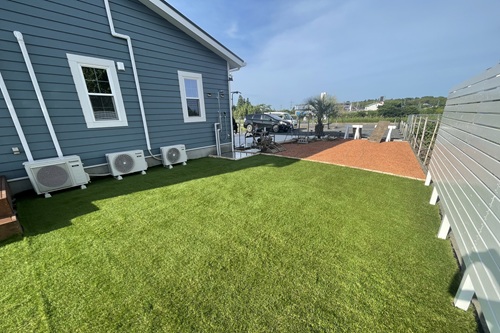 人工芝を敷く方法でも、雑草が生えてくるのを防ぎます