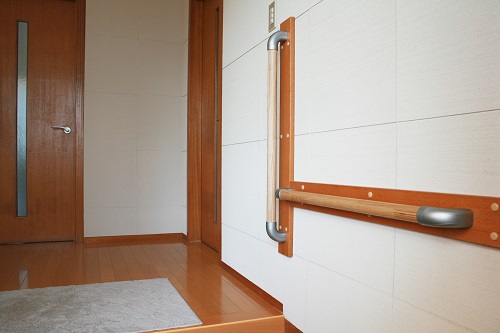 手すりは「歩行補助手すり」と「動作補助手すり」の2種類に分けられます