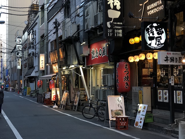 浅草橋駅は江戸時代の問屋街としても知られるエリアで、古きよき下町風情が漂います