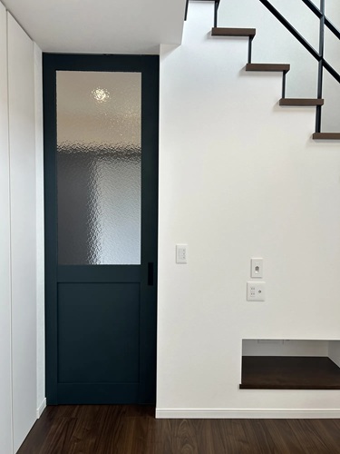 大きな吹抜けが開放的なお家(出典:(株)上村工務店)