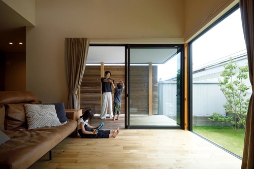 緩やかなアプローチが導く、家族のつながりを育む住まい(出典:(株)風間建築事務所)