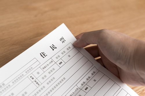 大学生が一人暮らしをする際、住民票は移さなければいけないのでしょうか