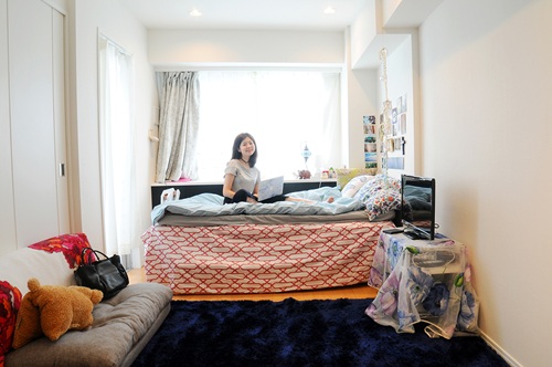 大きな窓から光が差す明るいお部屋