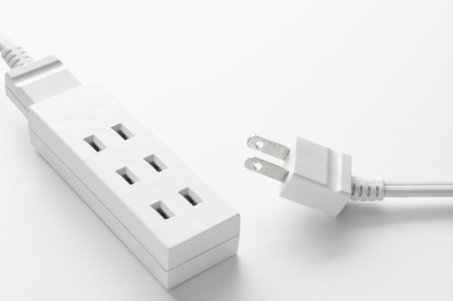 電源プラグにホコリが溜まると発火する恐れがあるため、定期的に掃除しましょう