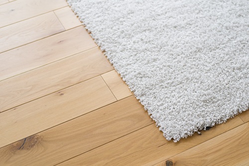 ラグやカーペットはフローリングの傷防止対策にも役立ちます