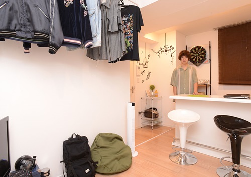 吏樹さんの「ダーツと服で作るおしゃれ大学生ROOM」