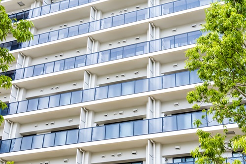 マンションのベランダは、住居者個人の専有部ではなく共用部です
