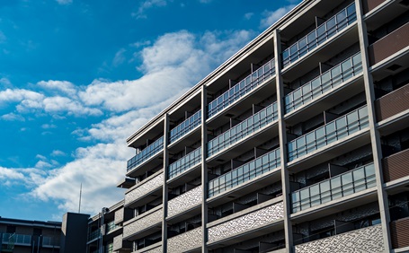 マンションのベランダに物置を設置していい？ダメな理由とものを置く際の注意点を解説