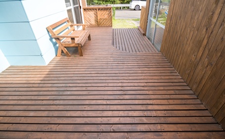 ウッドデッキに固定資産税はかかる？テラス囲いやサンルームとの比較と設置する際の注意点を解説