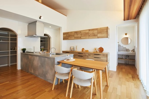 勾配天井がのびやかな平屋の家/出典:(株)ウンノハウス