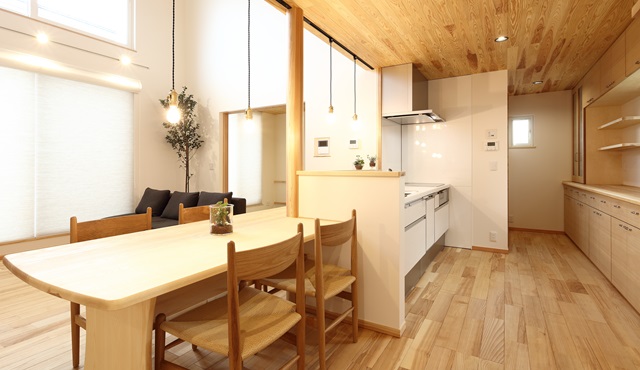 横並びダイニングは後悔する？メリット・デメリットとおしゃれな建築実例を紹介