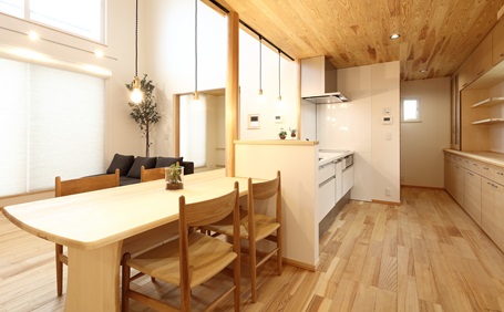 横並びダイニングは後悔する？メリット・デメリットとおしゃれな建築実例を紹介