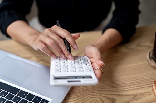 屋根裏部屋を設置するのにはいくらかかるのでしょうか。