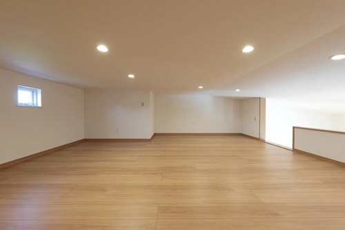 【イシンホーム】白い外観とブラウンのアクセントが映える家 ~小屋裏収納と開放感ある空間設計/出典:(株)サンポウ