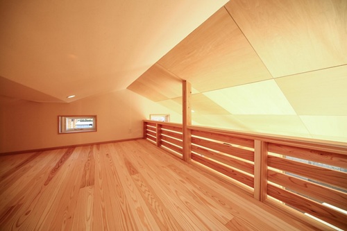 自然素材と無垢の木で造った平屋の家/出典:昭栄建設(株)