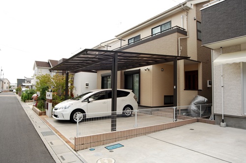 ガレージに比べて開放的なカーポート