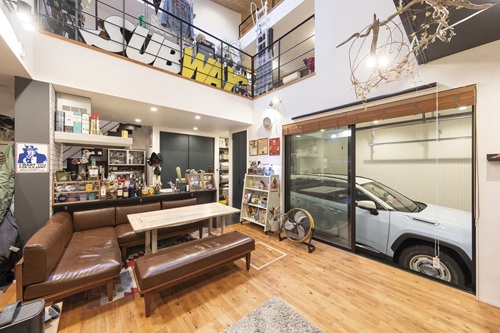 【40.8坪｜ガレージ｜吹抜け｜ロフト】室内から愛車を眺められるガレージハウス（出典：(株)桜建築事務所）