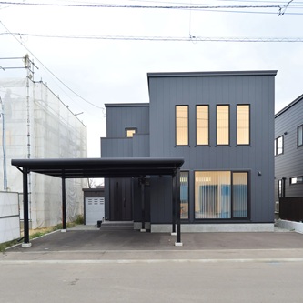 大きな吹き抜けが広がるホテルライクな家（出典：三愛地所(株)）