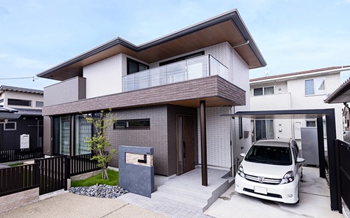 愛犬と暮らす　木目が暖かい２階建て住宅（出典：(株)パナホーム愛岐）