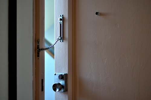 女性の一人暮らしで防犯面で意識すべきこととは？