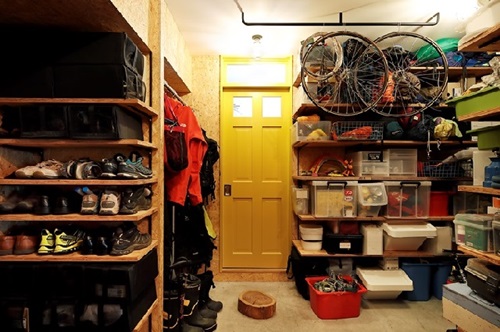 アウトドア用品の収納にも便利な土間収納(リノベーションマンション事例「ビビッドな色と無骨な素材に囲まれる登山愛好家の住まい」)