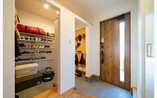 大容量のウォークスルー収納には帽子やバックを引っかけられるスペースも(出典:リヴスタイルハウス(リヴ匠建設(株))
